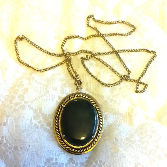 Vintage Large Jade Oval Cabochon Pendant VTG Gold Tone Chain Necklace - Picture 1 of 13
